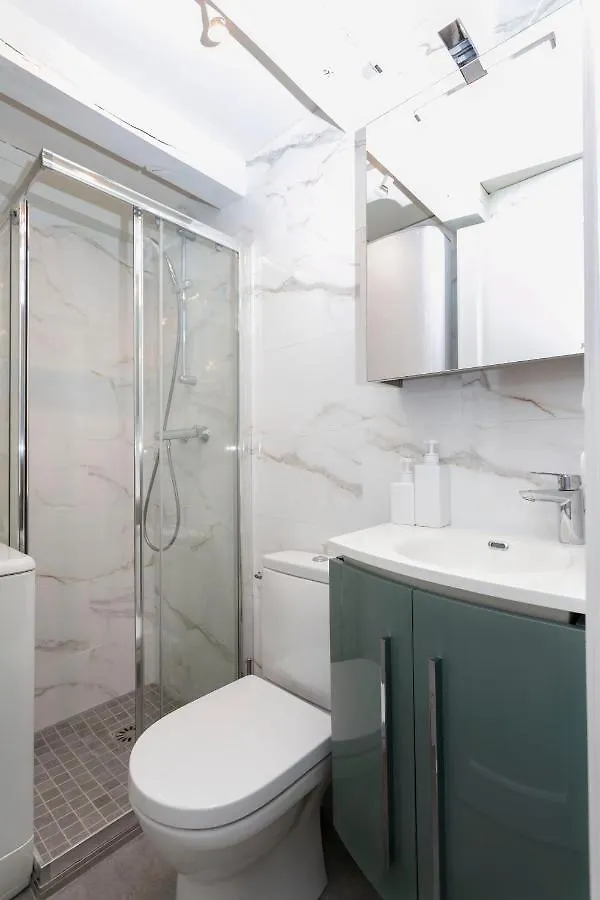 Madeleine - Concorde Private Studio Apartment